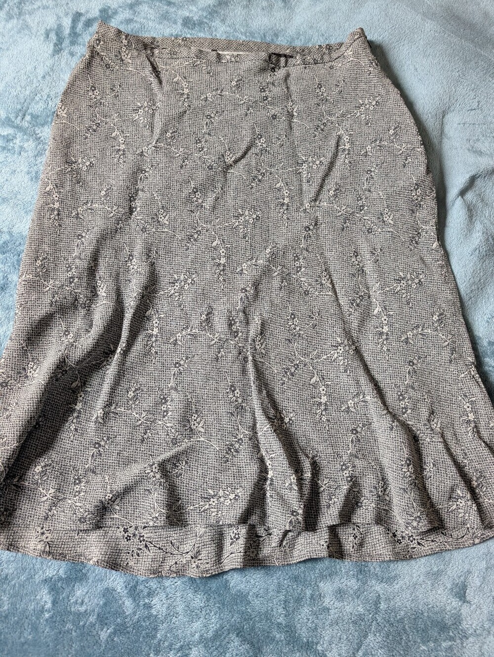 Jones Studio Gray A-Line Skirt with Embroidered Floral Detail